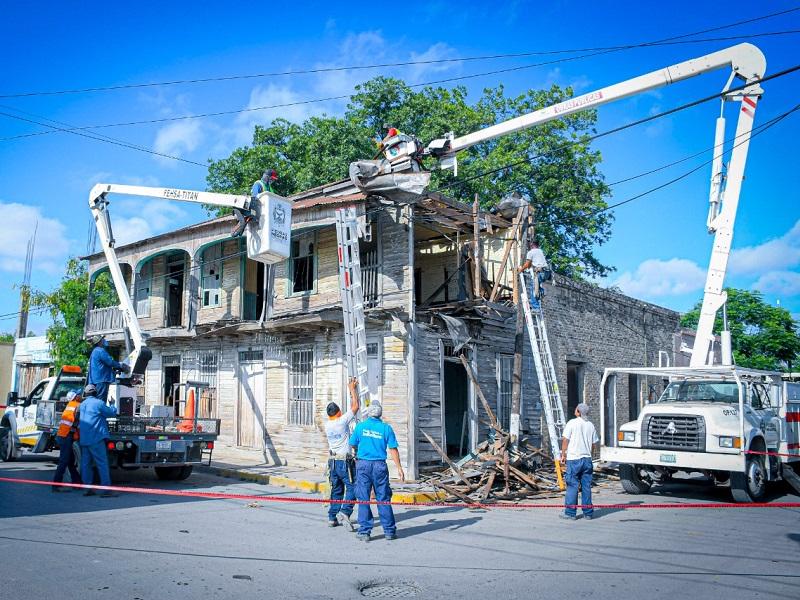 Desmantelan en centro de Piedras edificio de madera a punto de colapsar; era necesario: Protecci&oacute;n Civil y propietario (video)