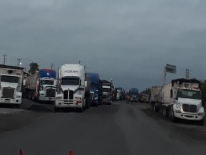 Transportistas realizan nuevo paro frente a Carboel&eacute;ctrica de Nava, exigen pago de adeudo