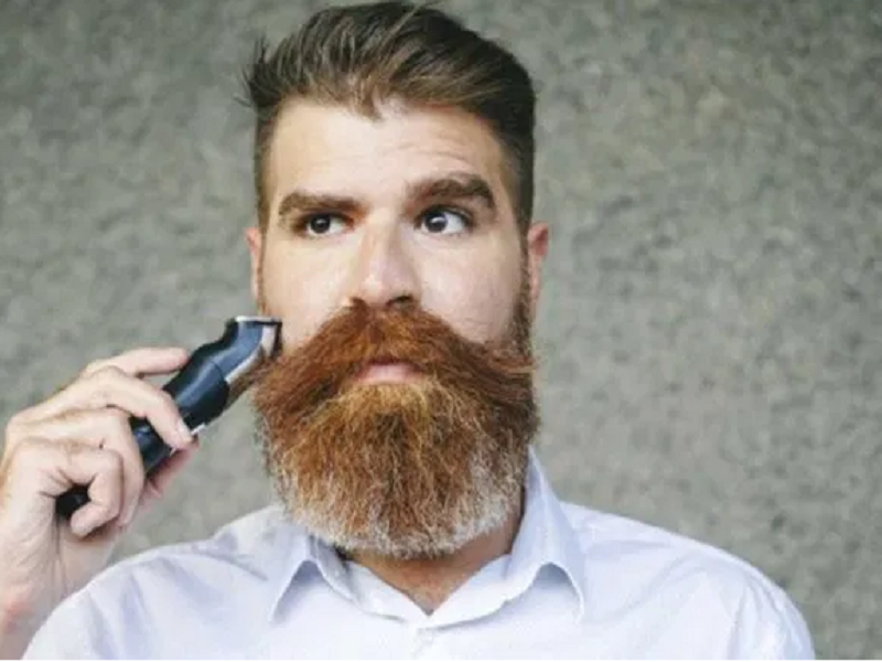 No todos los empleados de maquiladoras acatan recomendaciones de dejar de usar barba, joyas y corbatas (video) 