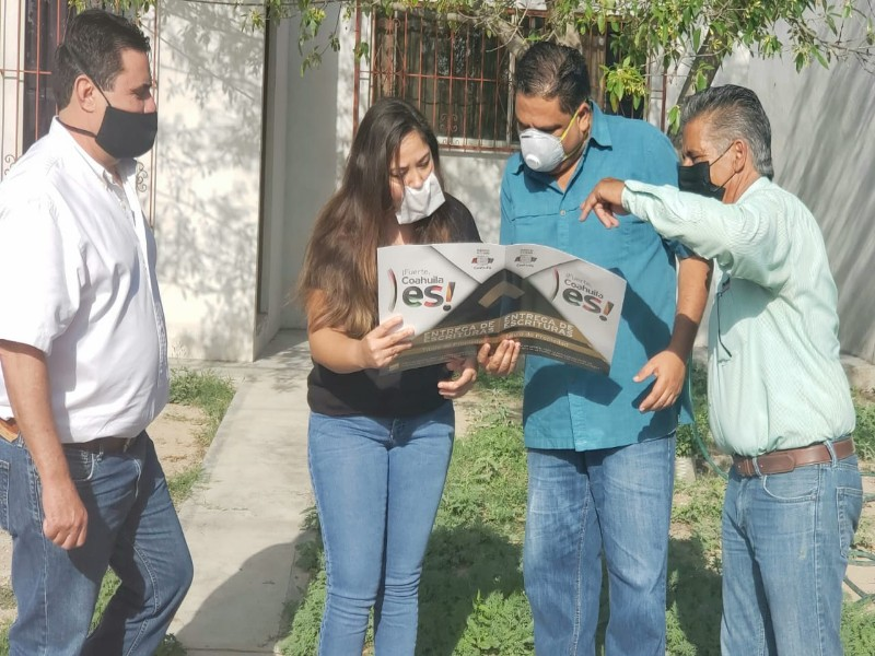 Alcalde de Morelos entrega escrituras a nombre del gobernador del estado