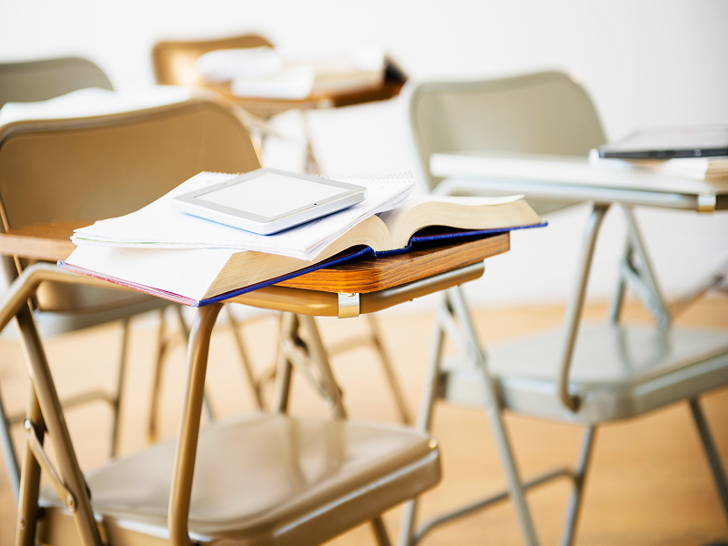 Concluyen ciclo escolar y toque de queda para menores en Eagle Pass