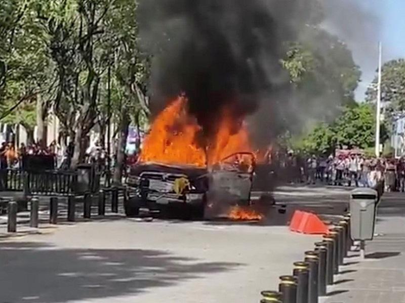 Queman patrullas  y vandalizan Palacio de Gobierno de Jalisco, piden justicia por muerte de Giovanni Lopez (VIDEO)