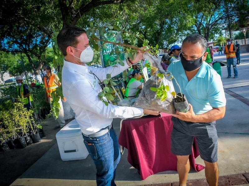 Nigropetenses realizan largas filas para recibir &aacute;rboles donados por el municipio 