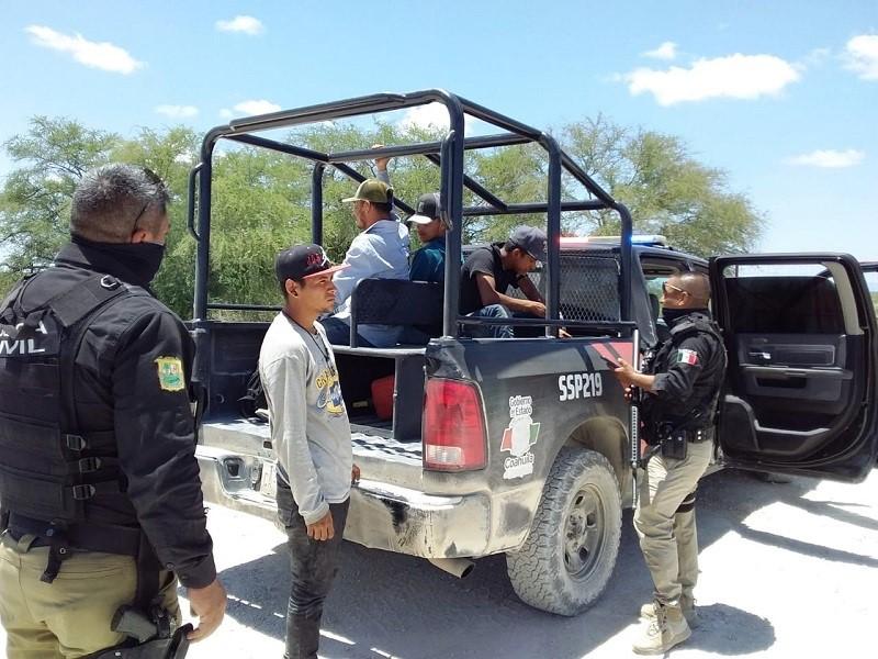 Rescatan a seis indocumentados varados a orillas del río Bravo en Acuña