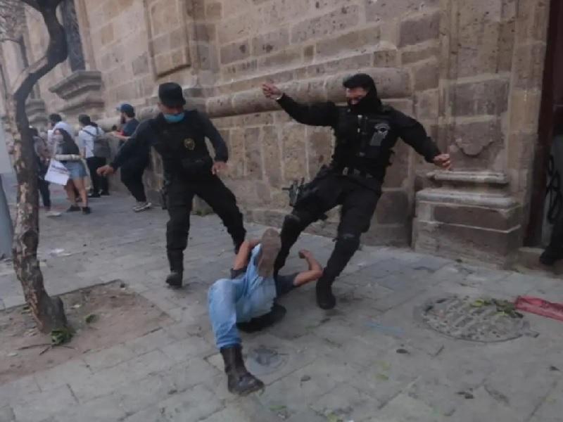 Exhiben a polic&iacute;as violentos durante manifestaciones en Guadalajara (VIDEO)
