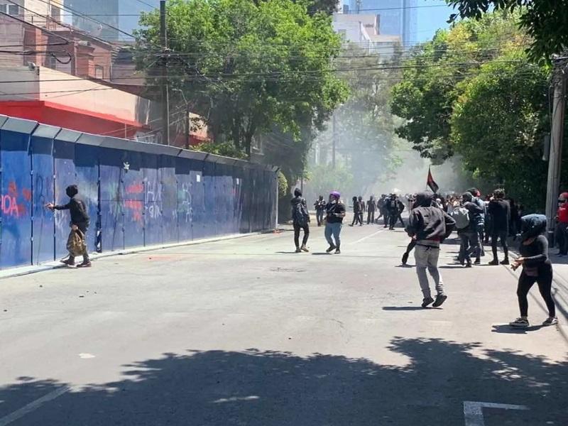 Vandalizan inmediaciones de la embajada de Estados Unidos en CDMX durante protestas (VIDEO)