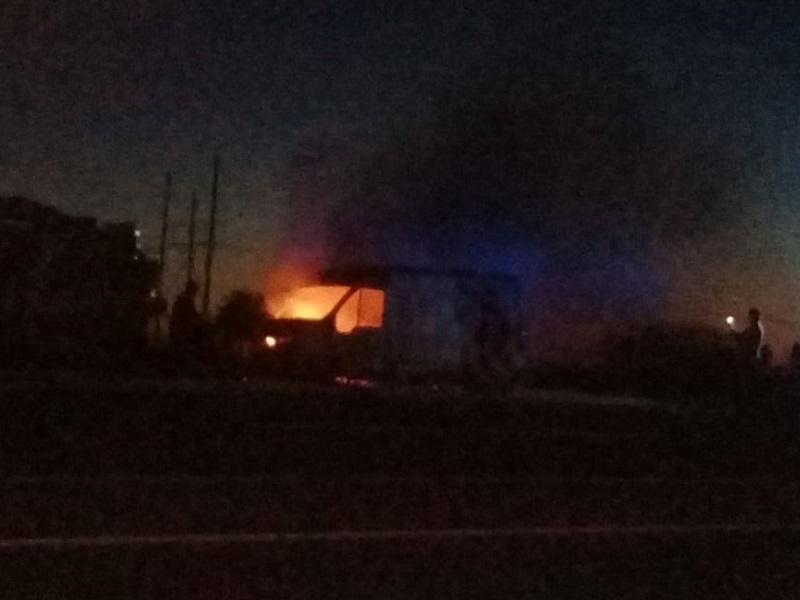 Camioneta de paquetería se incendia en la carretera Piedras Negras - Ciudad Acuña
