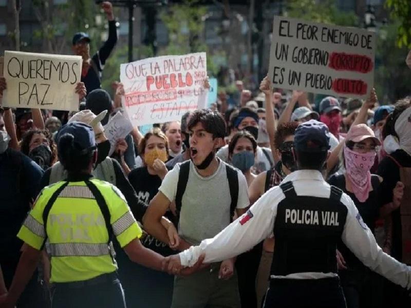 Se disculpa gobernador de Jalisco por brutalidad policiaca en protestas por muerte de Giovanni López; libera a detenidos
