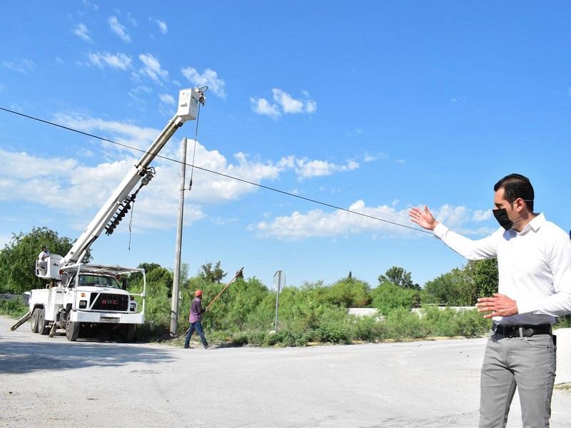 Inicia instalación de postes para alumbrado público en Nava