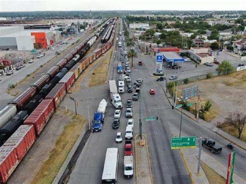 Acuerdan Piedras Negras y transportistas acabar con largas filas que obstruyen el libramiento Z. Mart&iacute;nez