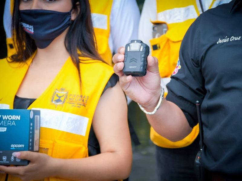Equipan con c&aacute;maras de videograbaci&oacute;n a inspectores COVID en Piedras Negras (video)