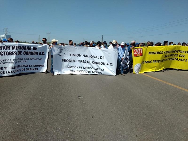 Carboneros, transportistas e integrantes del SUTERM bloquearon la carretera 57 en Nava