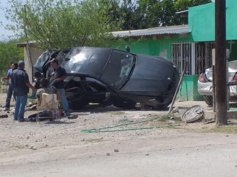 Vuelcan tres menores en ejido Los Álamos de Morelos, terminan con todo y auto en el patio de una casa