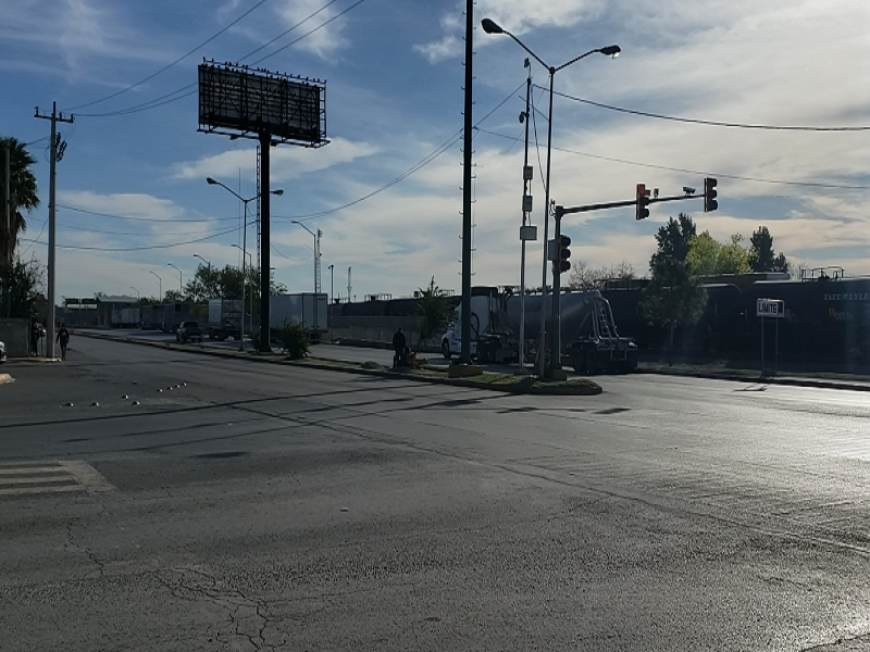Camiones de carga ahora esperar&aacute;n pedimento aduanal en el libramiento V. Carranza (video)