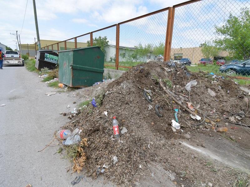 Pone en marcha Sergio Zenón Velázquez limpieza de contenedores de basura en la periferia