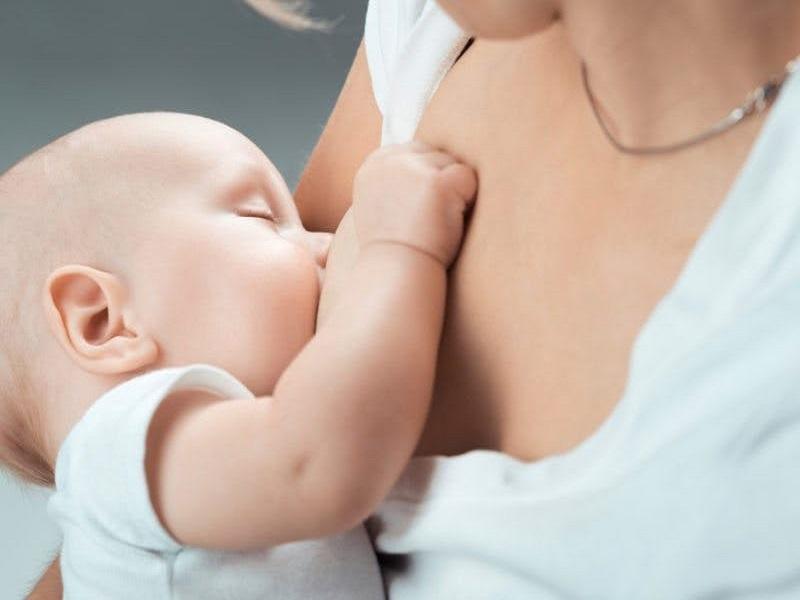 Madres lactantes con COVID-19 sí pueden amamantar a sus hijos: OMS
