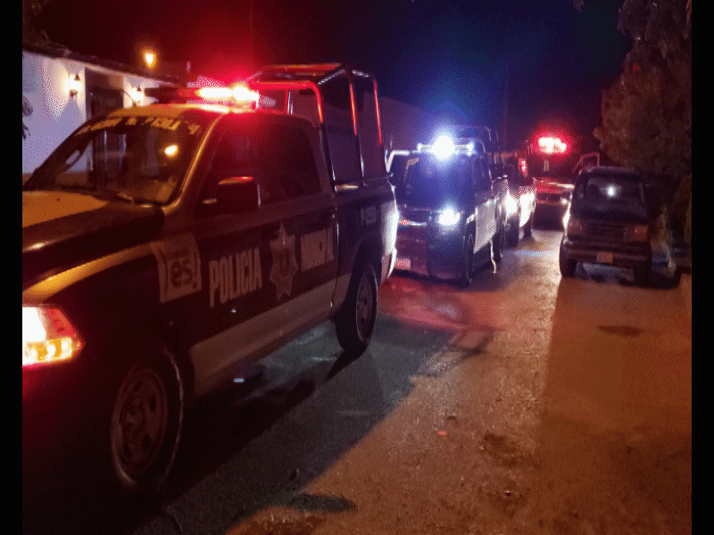 Con bates de beisbol y palos de golf mujeres pelean por otra mujer