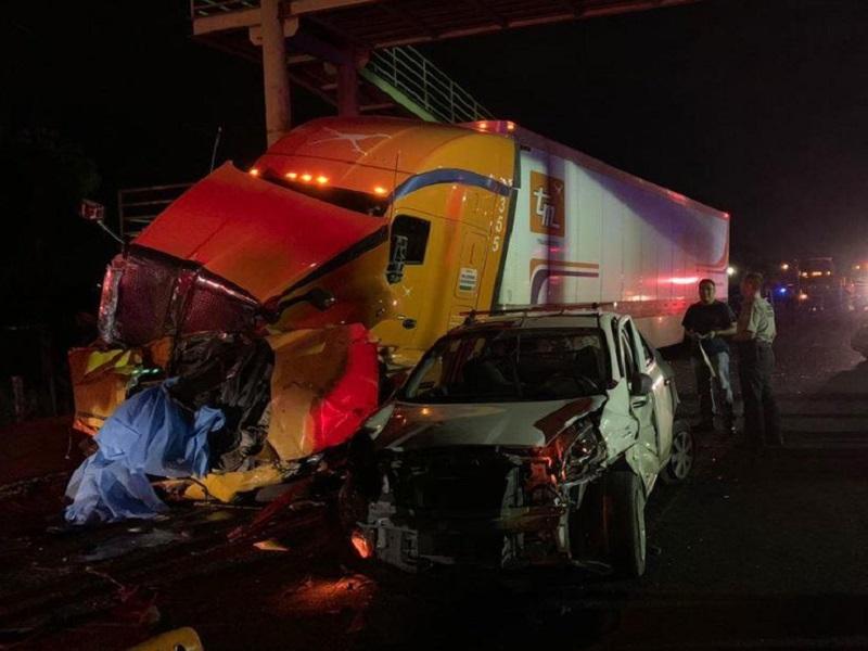 Tráiler embiste 9 vehículos en Libramiento Noreste; hay 4 muertos