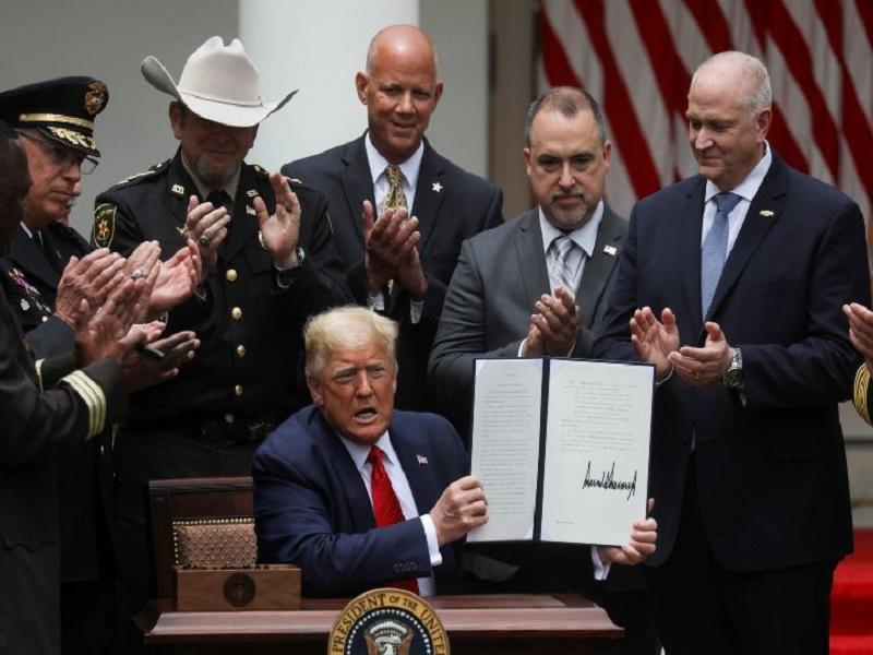 Firma Trump decreto para reformar a la Polic&iacute;a de EU tras protestas por muerte de George Floyd