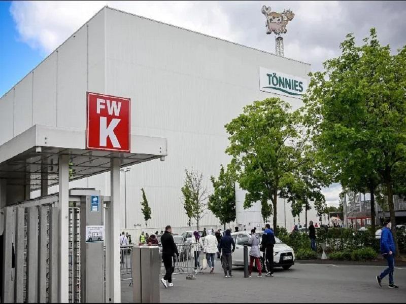 Detectan brote de coronavirus en empacadora de carne en Alemania