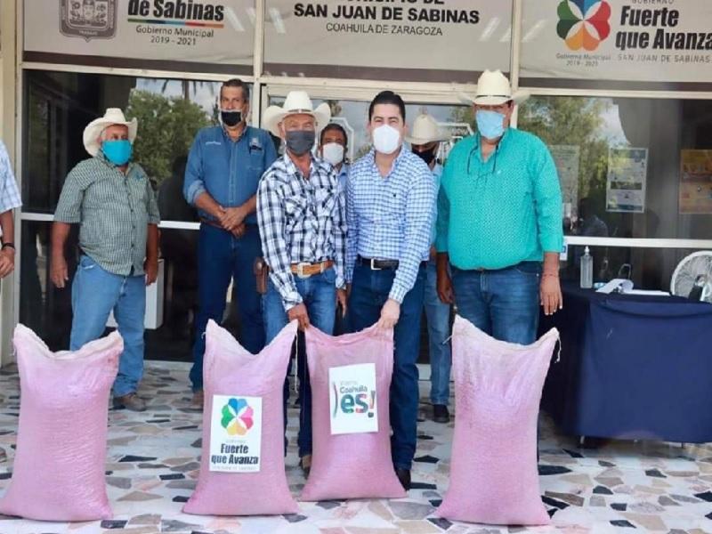 Encabeza Julio Long entrega de frijol pinto a productores en Nueva Rosita