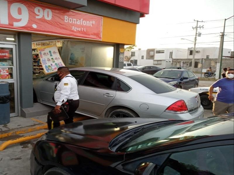 Conductor se qued&oacute; sin frenos y se meti&oacute; con todo y veh&iacute;culo a una tienda de conveniencia en Piedras Negras