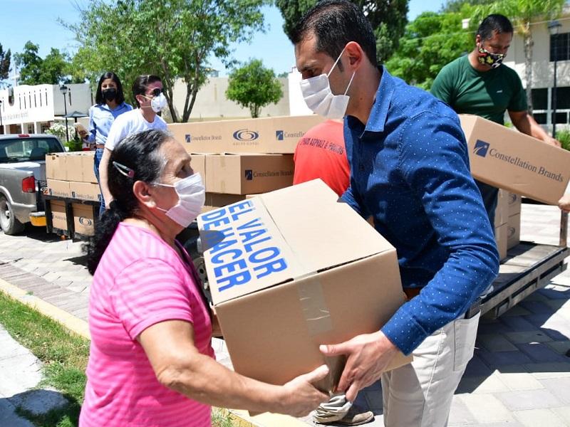 Entrega Sergio Zen&oacute;n Vel&aacute;zquez 150 despensas donadas por Constellation Brands