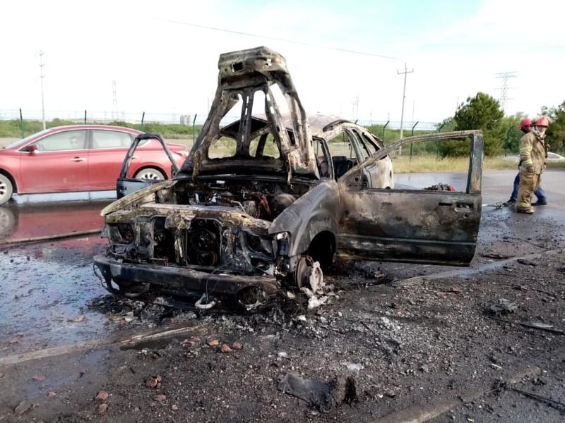 Se vuelca e incendia un vehículo en el tramo carretero Nava-Piedras Negras