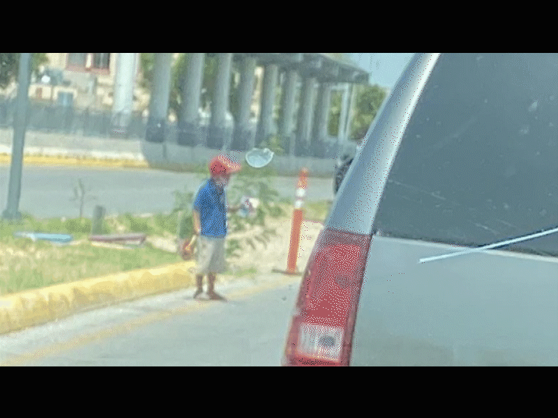 Sin control los vendedores ambulantes en filas hacia el Puente Dos, tambi&eacute;n hay ni&ntilde;os  
