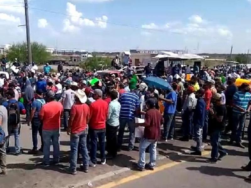 Cierran trabajadores mineros la carretera 57 en Nava por casi 1 hora (VIDEO)