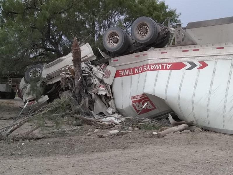 Muere trailero en trágica volcadura sobre la carretera Ribereña tramo Piedras Negras-Guerrero