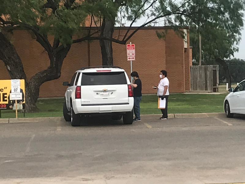 Ciudadanos pueden votar desde su auto ante la pandemia del coronavirus en el condado de Maverick (video)