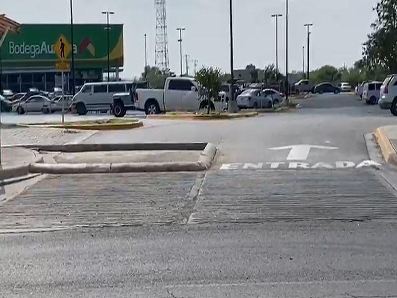 Eliminan salida de automóviles de centro comercial hacia el bulevar Mendoza Berrueto (video)