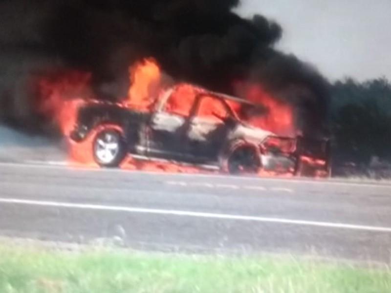 Se incendió camioneta en la carretera 277 al norte de Eagle Pass 