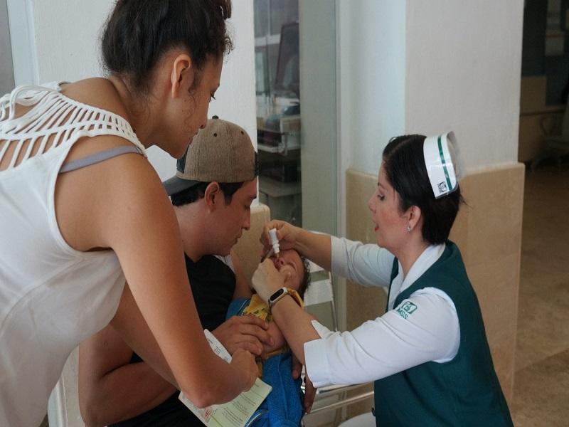 Realiza IMSS vacunaci&oacute;n permanente en Unidades de Medicina Familiar
