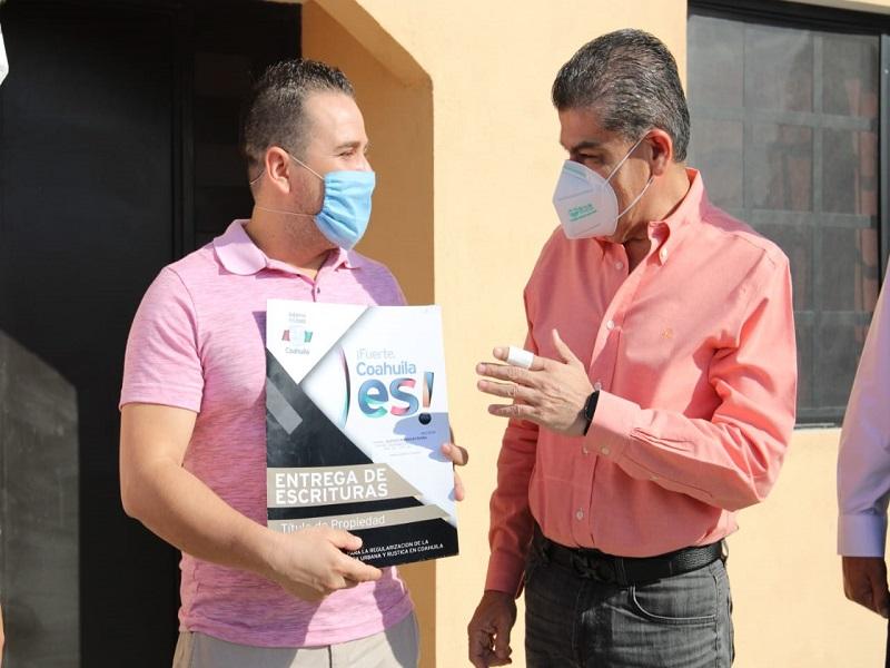 Cumpli&oacute; Coahuila con la entrega de mil escrituras en el mes de junio