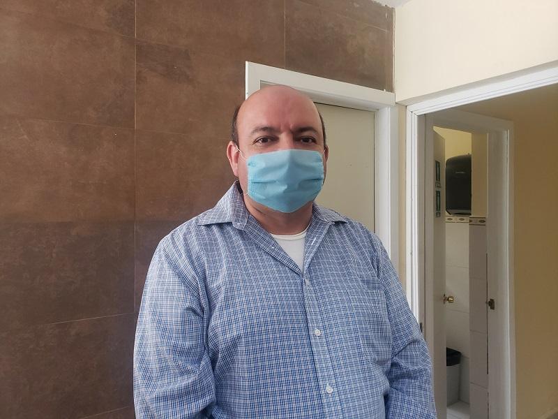 Revisa Salud hojas de seguridad de sanitizantes, gel antibacterial y term&oacute;metros que usan comercios