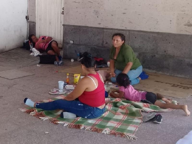 A pesar de altas temperaturas en Piedras Negras, migrantes buscan el sue&ntilde;o americano