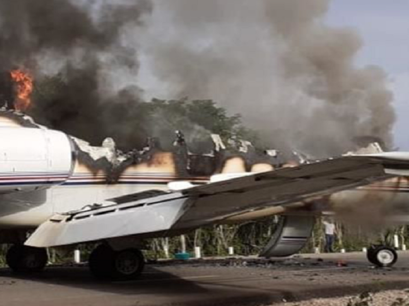 Se incendia narcoavioneta interceptada en tramo carretero de Quintana Roo, encuentran coca&iacute;na en veh&iacute;culo (VIDEO)