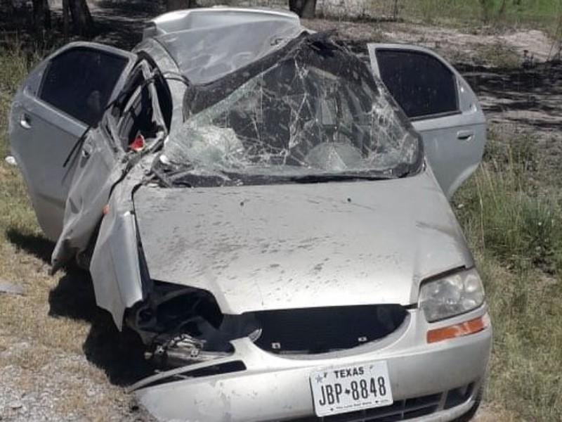 Mujer resulta lesionada al volcar el vehículo en la carretera Morelos-Nava