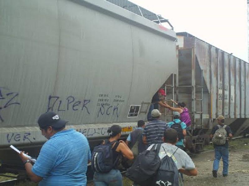 Aseguran 14 migrantes cuando viajaban en vagones del ferrocarril