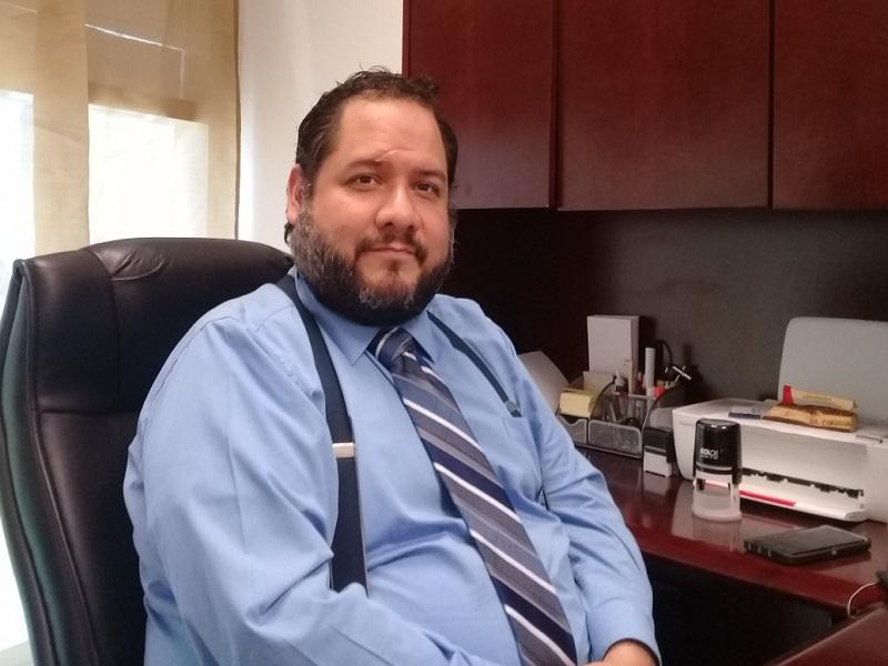 Sent&iacute; un intenso dolor de cabeza, de codos y mareos, narra director de Escuela de Medicina con contagio de COVID-19