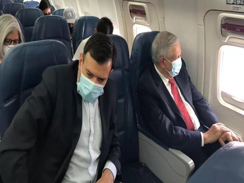 L&oacute;pez Obrador usa cubrebocas por primera vez desde el inicio de la pandemia 