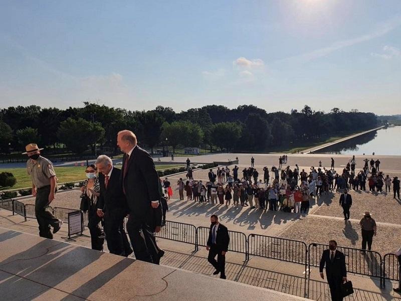 AMLO inicia actividades en Washington, deposita ofrenda en monumento a Lincoln
