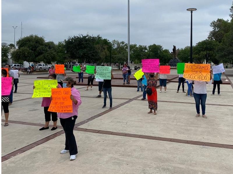 Se manifiestan locatarios de la pulga San Joaqu&iacute;n, ayuntamiento aclara que no les est&aacute; quitando espacios (video)