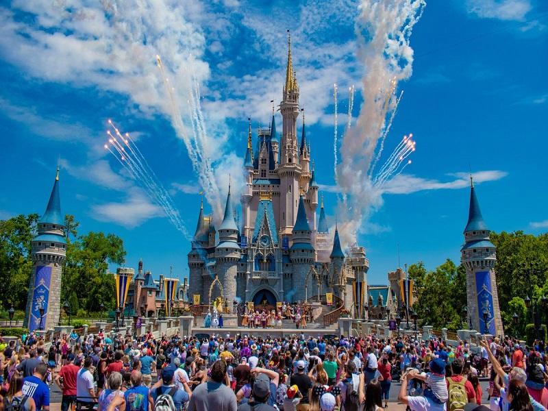 Disney reabre parques en Florida en pleno repunte de COVID-19 
