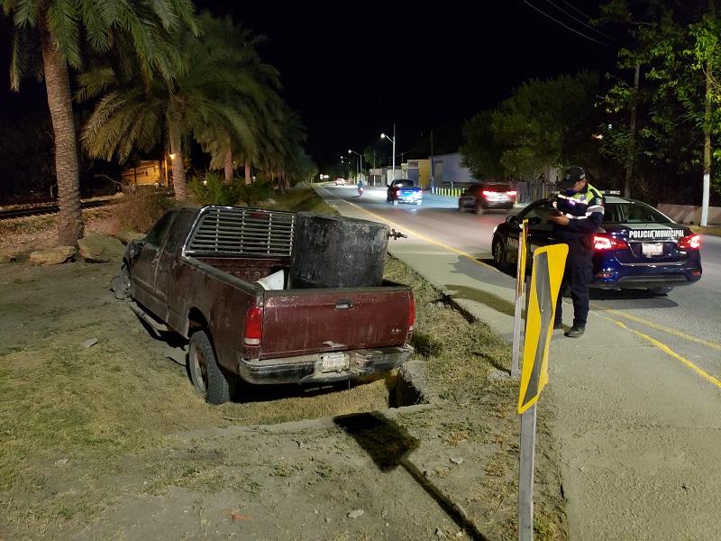 Choca y deja abandonada su pickup en la curva de Los Sabinitos en Villa de Fuente
