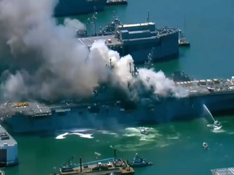 Arde un buque de la Armada de los Estados Unidos en San Diego (VIDEO)