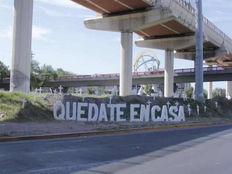 Instalan cementerio con la advertencia Qu&eacute;date en Casa ante la pandemia en Nuevo Le&oacute;n