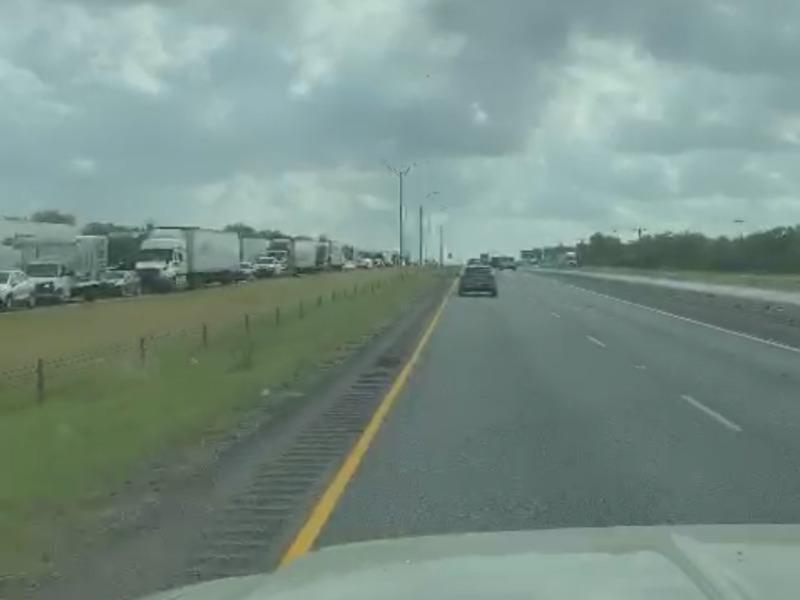 Captan impresionante fila de autos y tr&aacute;ileres por la interestatal 35 a la salida de San Antonio a Laredo (VIDEO)